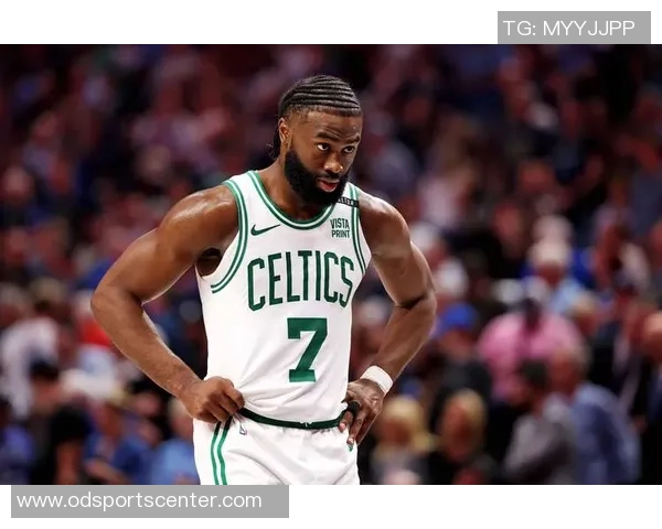 杰伦布朗首节狂砍19分3板2助2断三分火力全开助力球队领先